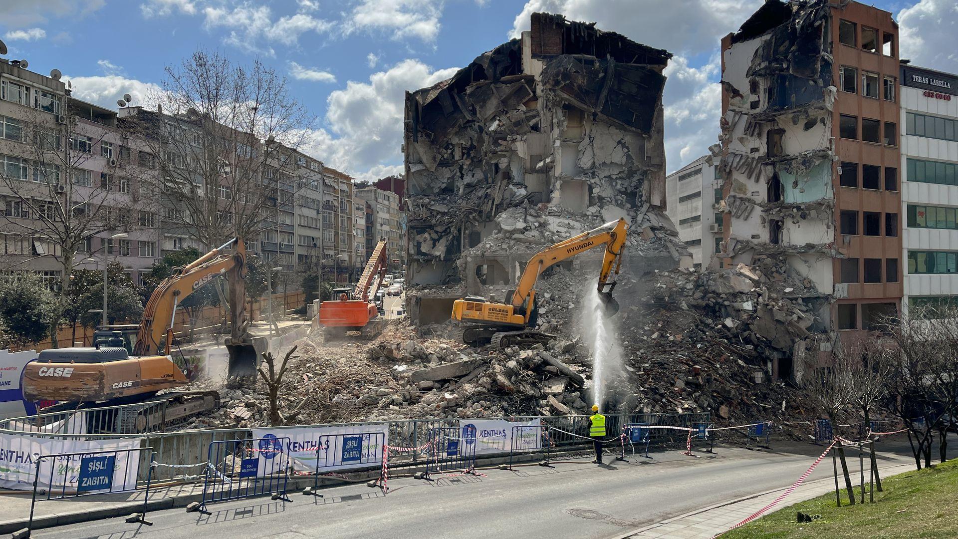 Több lakásos épület teljes belső bontása – Budapest